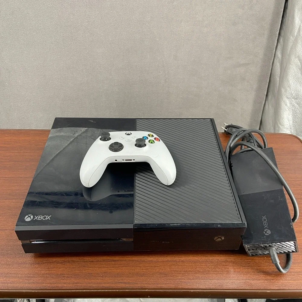 Microsoft Xbox One 1540 Home Console Black w/ White Controller & Power Supply